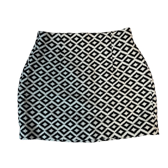 Zara | Aztec pattern white and black bodycon mini skirt size M - Picture 3 of 9